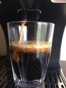 ネスレのアイスコーヒーサーバー泡を注ぐ