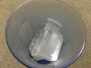 氷を入れる